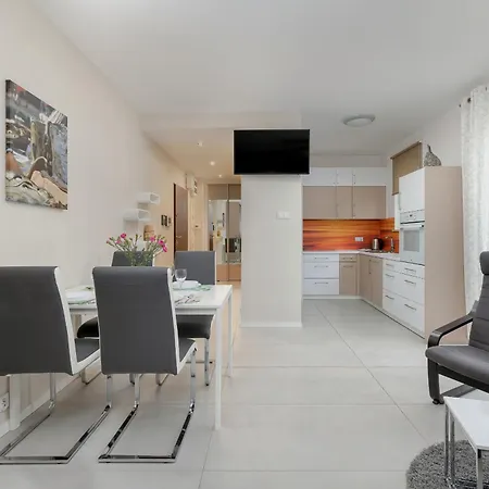 Miamar In With Furnished Terrace And Parking By Renters شقة روغوفو